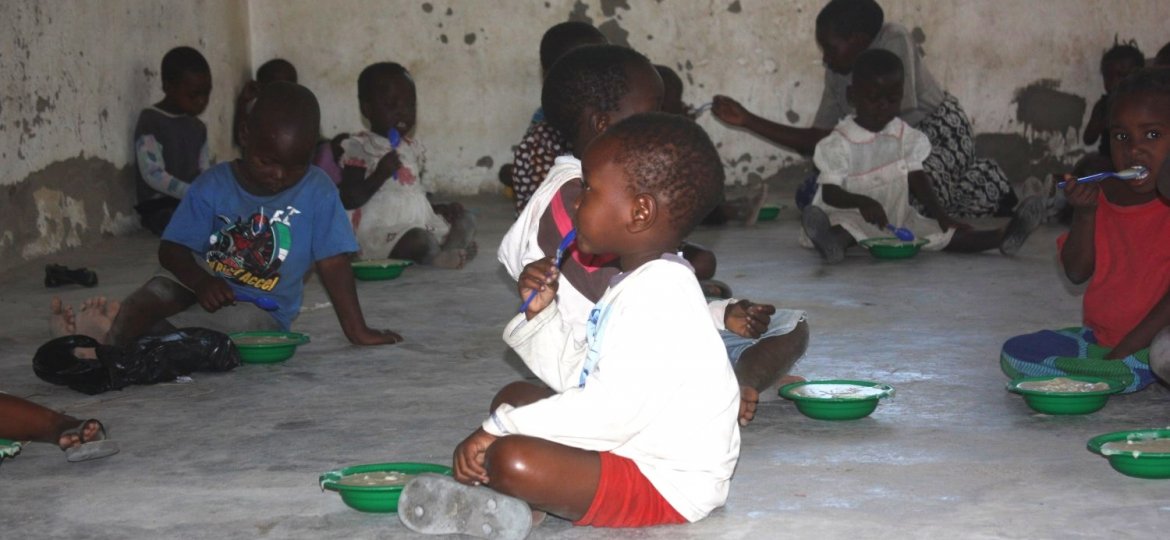 Feeding-hungry-children-Malawi-nursery-reduce-world-hunger