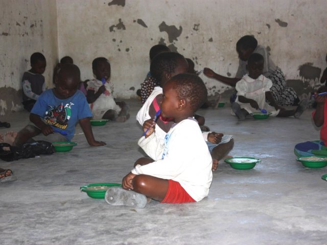 Feeding-hungry-children-Malawi-nursery-reduce-world-hunger