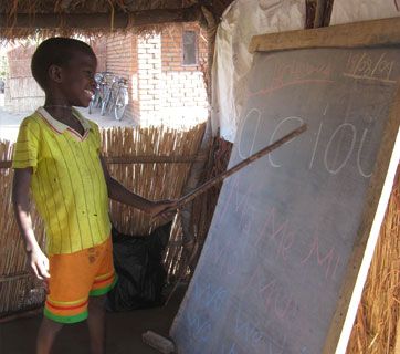 Volunteer-in-Malawi,-teaching-volunteers,-child-at-preschool